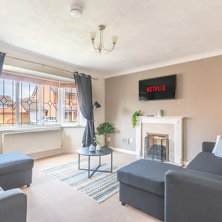 4 Bedroom Home, Conservatory & Free Parking, Pool Table *