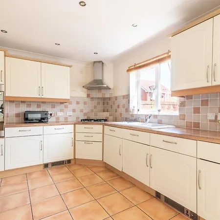 4 Bedroom Home, Conservatory & Free Parking, Pool Table Bristol