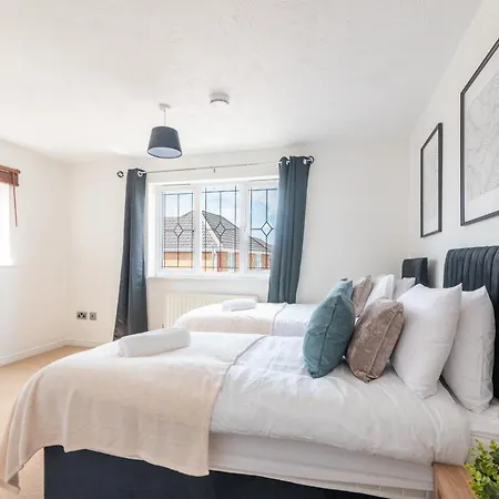 4 Bedroom Home, Conservatory & Free Parking, Pool Table *