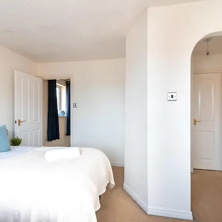 4 Bedroom Home, Conservatory & Free Parking, Pool Table Casa de Férias *