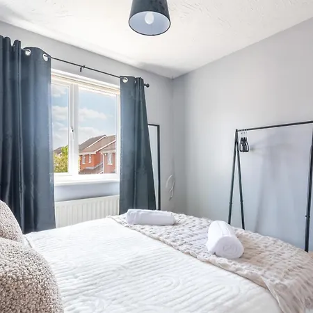 Hébergement de vacances 4 Bedroom Home, Conservatory & Free Parking, Pool Table *