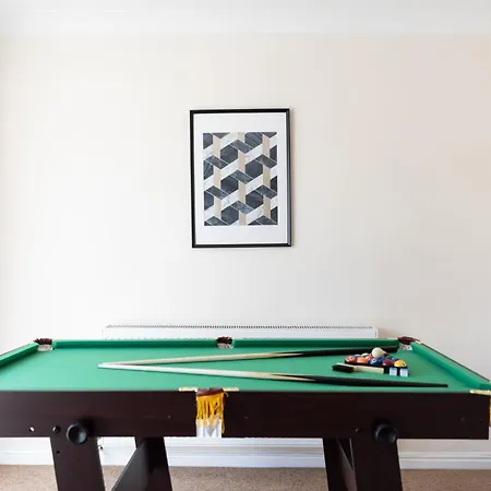 Casa de Férias 4 Bedroom Home, Conservatory & Free Parking, Pool Table