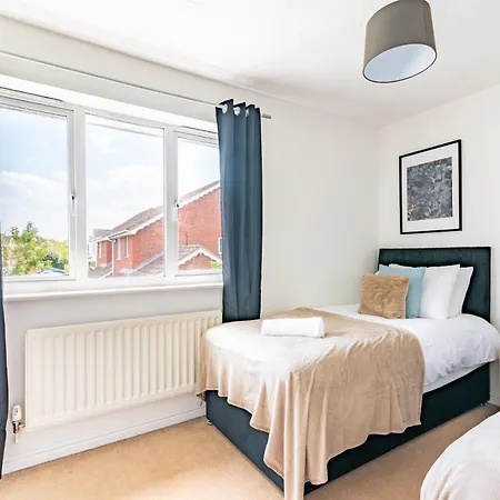 4 Bedroom Home, Conservatory & Free Parking, Pool Table