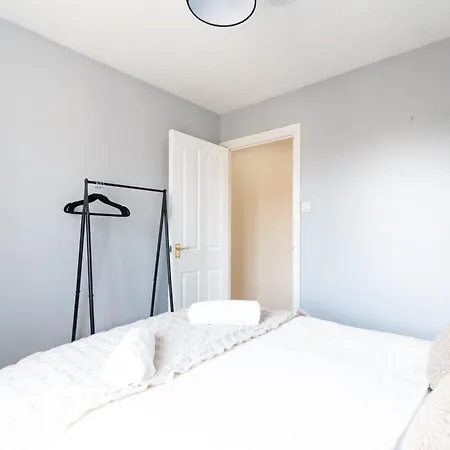 4 Bedroom Home, Conservatory & Free Parking, Pool Table * Bristol