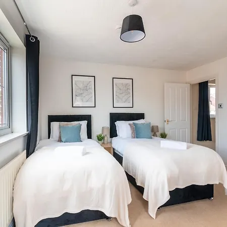 4 Bedroom Home, Conservatory & Free Parking, Pool Table Hébergement de vacances Bristol