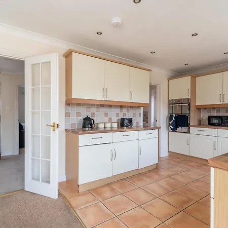 4 Bedroom Home, Conservatory & Free Parking, Pool Table *