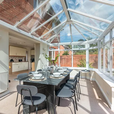 4 Bedroom Home, Conservatory & Free Parking, Pool Table