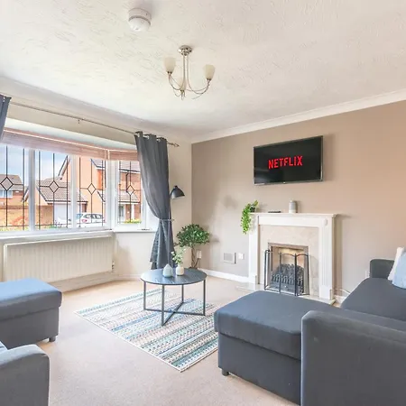 4 Bedroom Home, Conservatory & Free Parking, Pool Table *