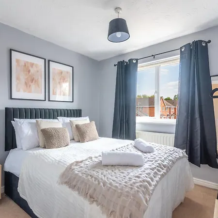 4 Bedroom Home, Conservatory & Free Parking, Pool Table Semesterbostad *