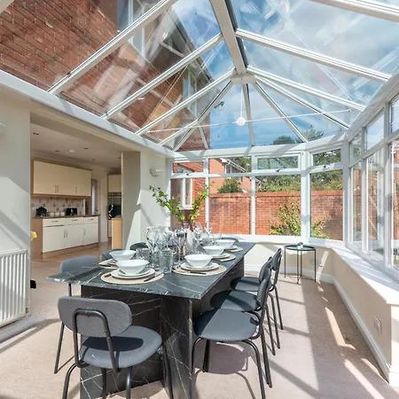 4 Bedroom Home, Conservatory & Free Parking, Pool Table Semesterbostad