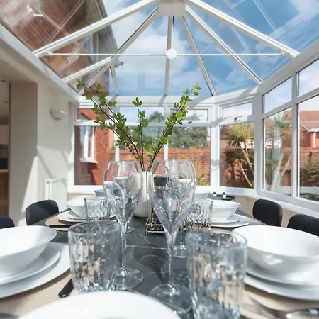 4 Bedroom Home, Conservatory & Free Parking, Pool Table
