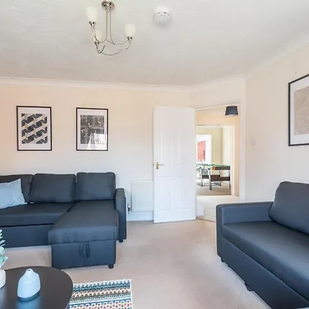 4 Bedroom Home, Conservatory & Free Parking, Pool Table Semesterbostad