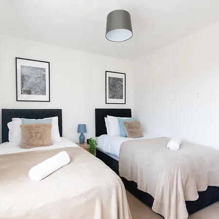 4 Bedroom Home, Conservatory & Free Parking, Pool Table