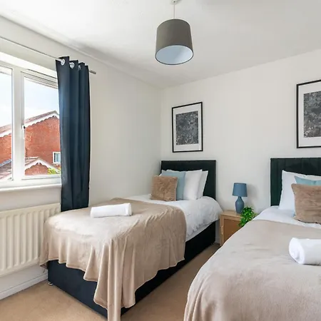 4 Bedroom Home, Conservatory & Free Parking, Pool Table *