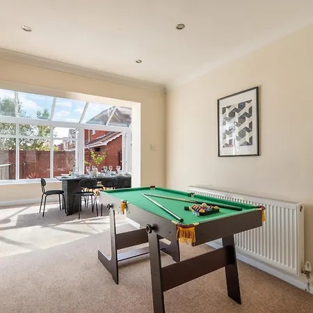 4 Bedroom Home, Conservatory & Free Parking, Pool Table Μπρίστολ