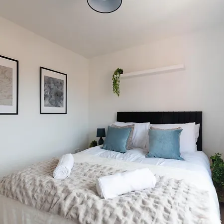 Semesterbostad 4 Bedroom Home, Conservatory & Free Parking, Pool Table