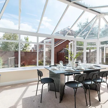 4 Bedroom Home, Conservatory & Free Parking, Pool Table Σπίτι διακοπών Μπρίστολ