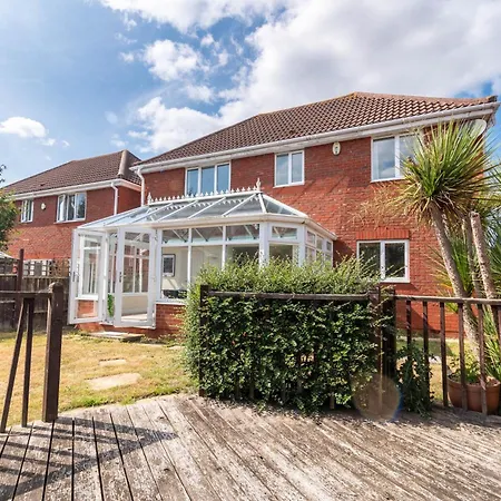 4 Bedroom Home, Conservatory & Free Parking, Pool Table *