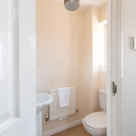4 Bedroom Home, Conservatory & Free Parking, Pool Table