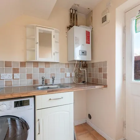 4 Bedroom Home, Conservatory & Free Parking, Pool Table Bristol