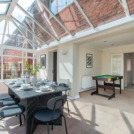 4 Bedroom Home, Conservatory & Free Parking, Pool Table * Μπρίστολ