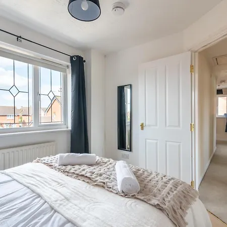 Semesterbostad 4 Bedroom Home, Conservatory & Free Parking, Pool Table